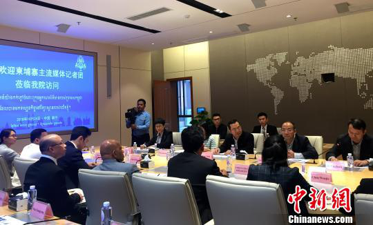 柬埔寨主流媒體采訪團(tuán)在廣西大學(xué)與師生交流。
